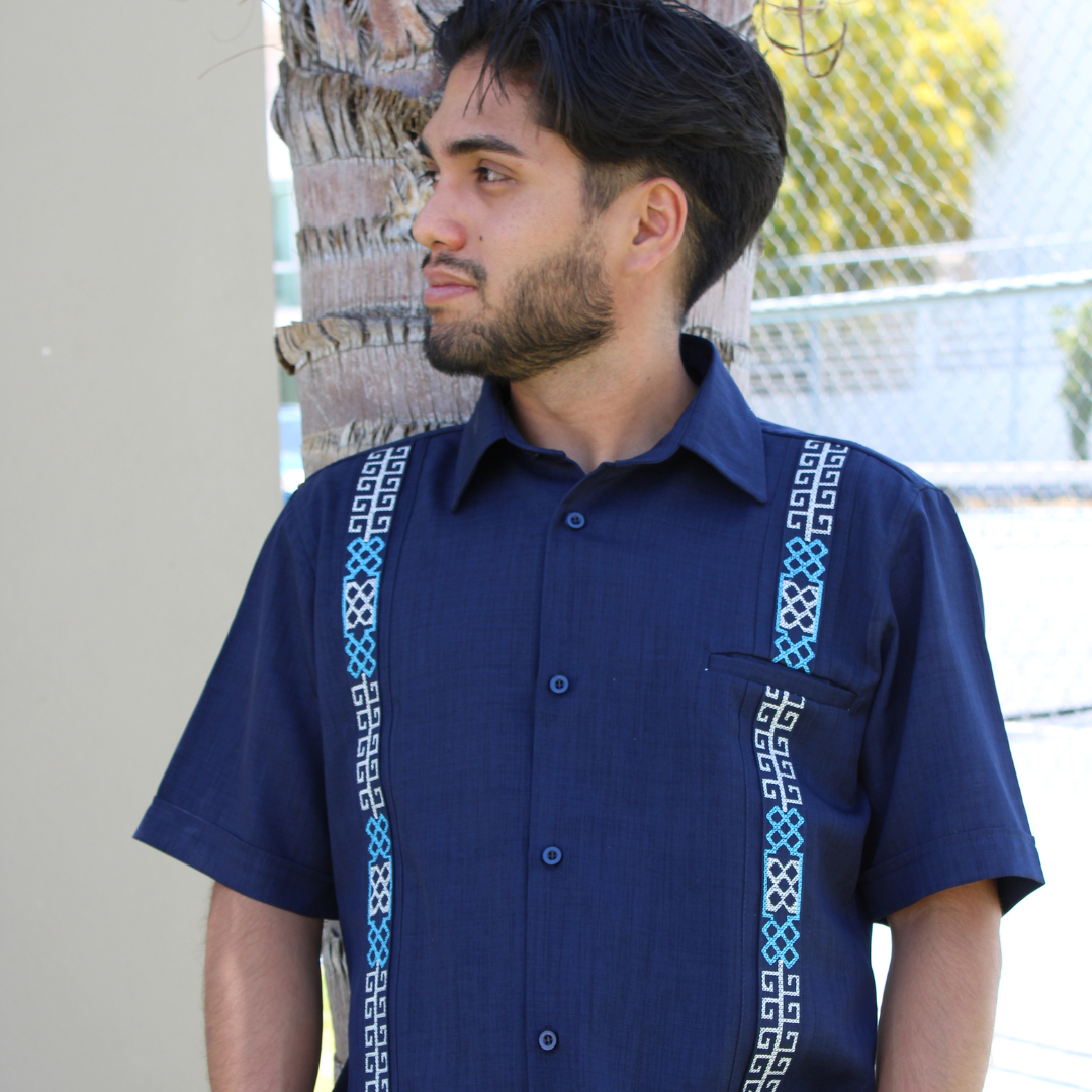 Camisa Guayabera Bordada Azul Marino