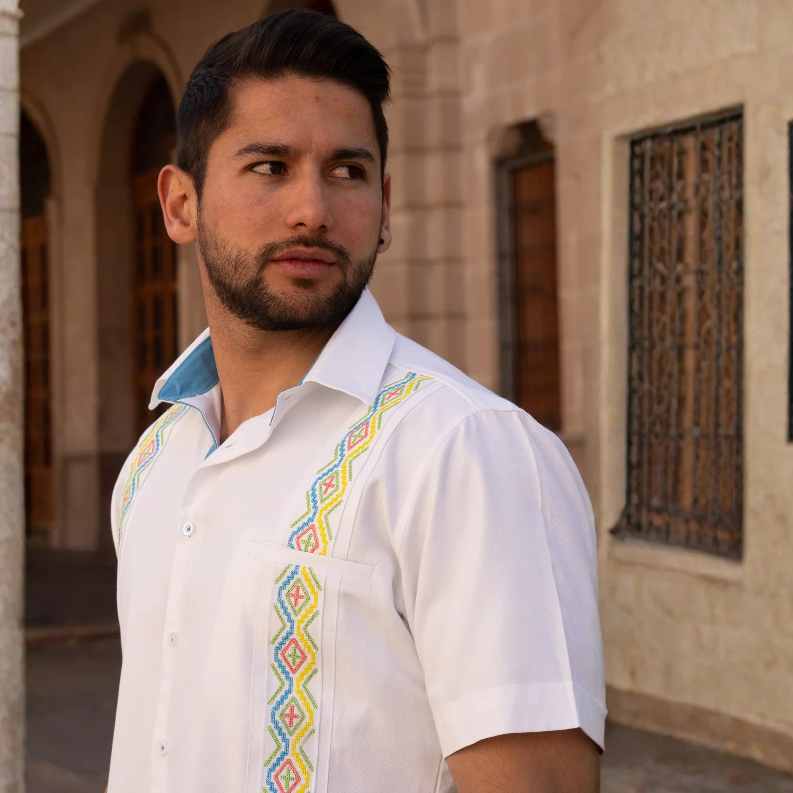 Camisa Guayabera Blanca Multicolor y Alforzas