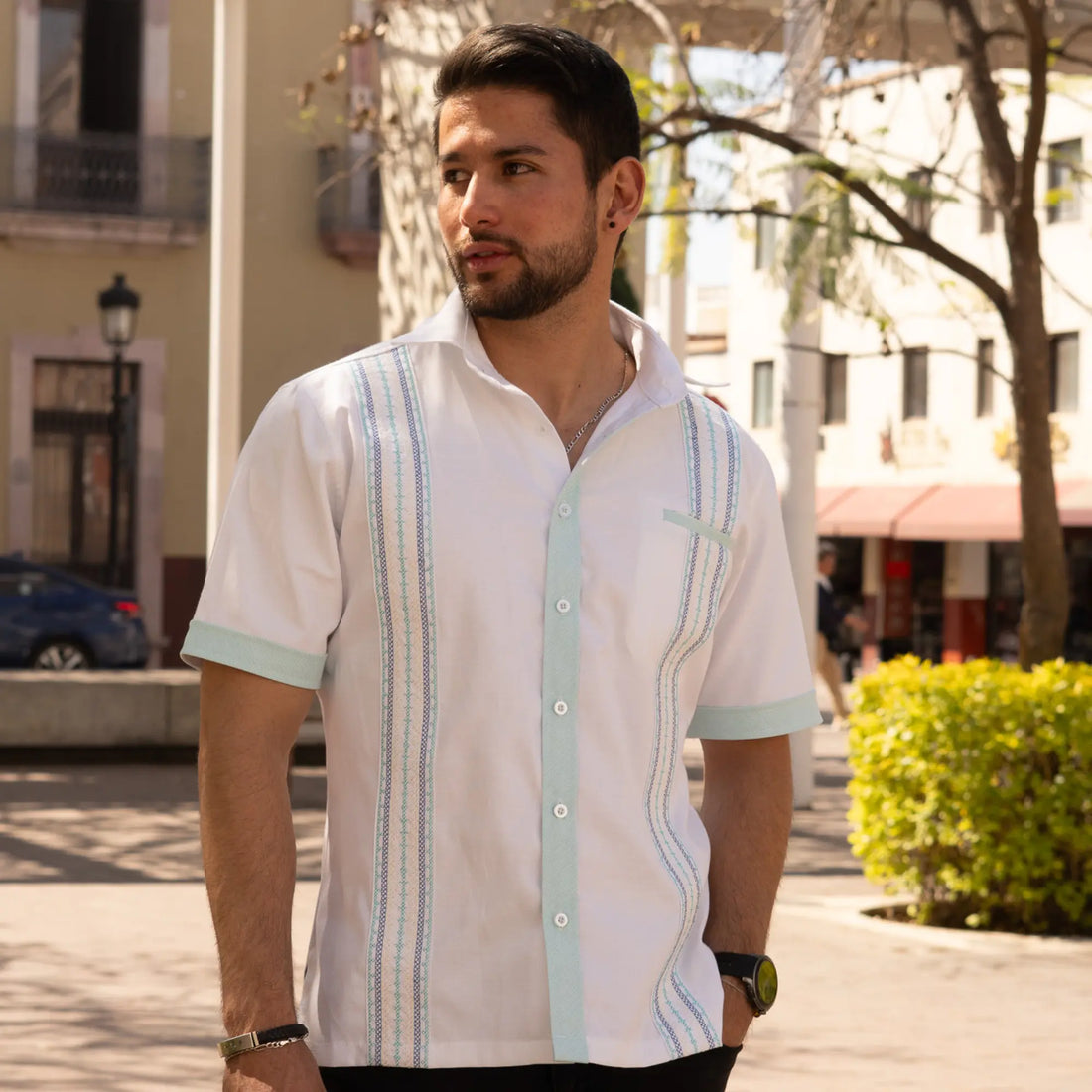 Camisa Guayabera Blanca y Menta con Bordado Geométrico