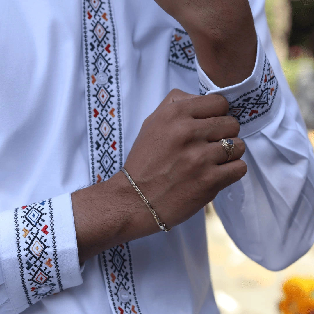 Primer plano de los bordados decorativos en los puños y la letilla frontal, mostrando la calidad del hilo y el diseño distintivo de Guayaberas LeMaan