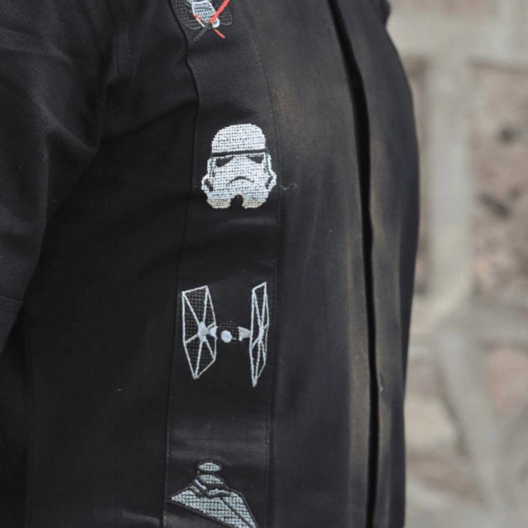 Modelo masculino luciendo guayabera negra de manga corta en 100% algodón de Guayaberas LeMaan, con diseño de estética galáctica y espacial ideal para fans de la ciencia ficción.